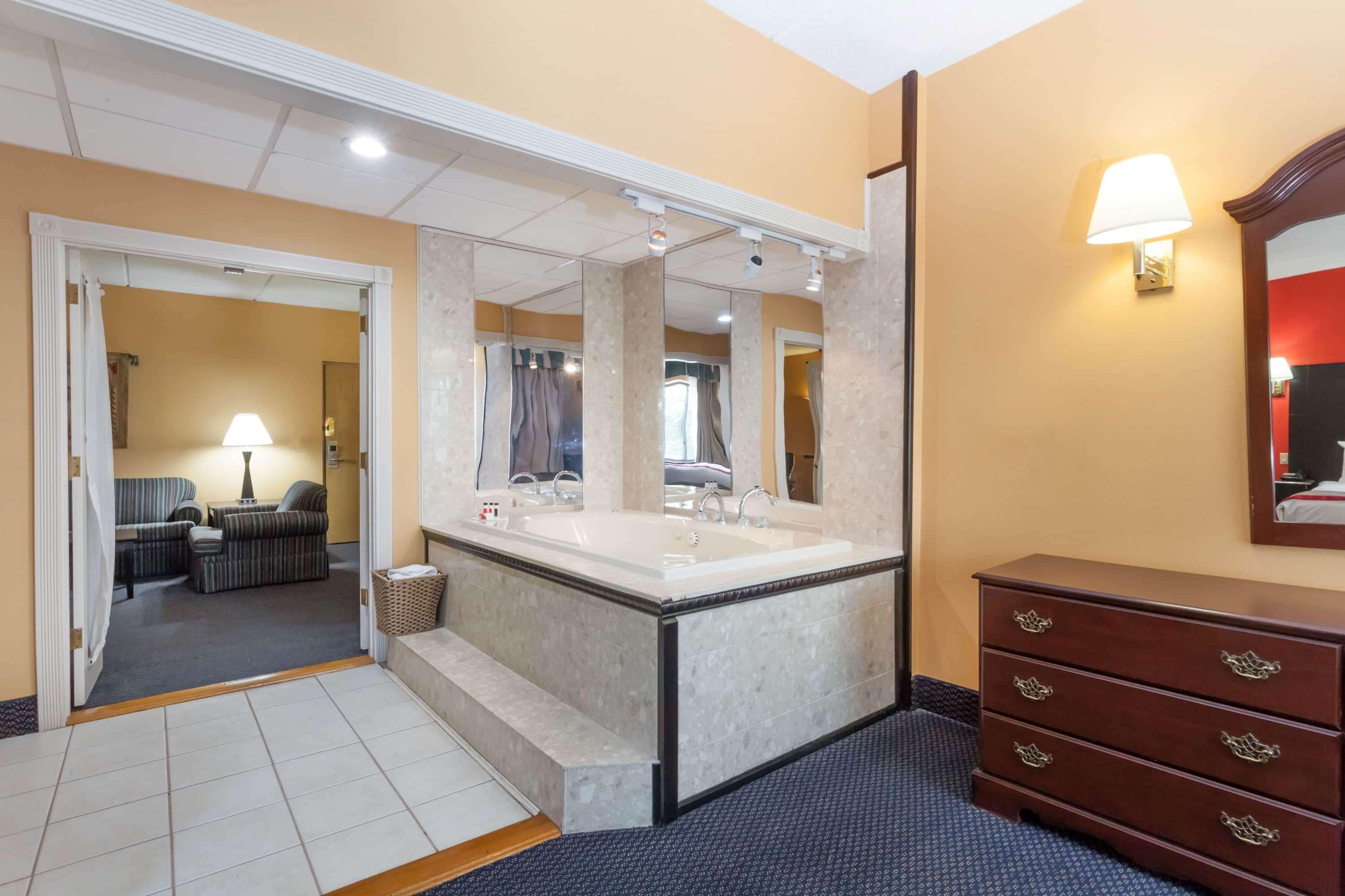 מלון Ramada By Wyndham Newburgh/West Point מראה חיצוני תמונה