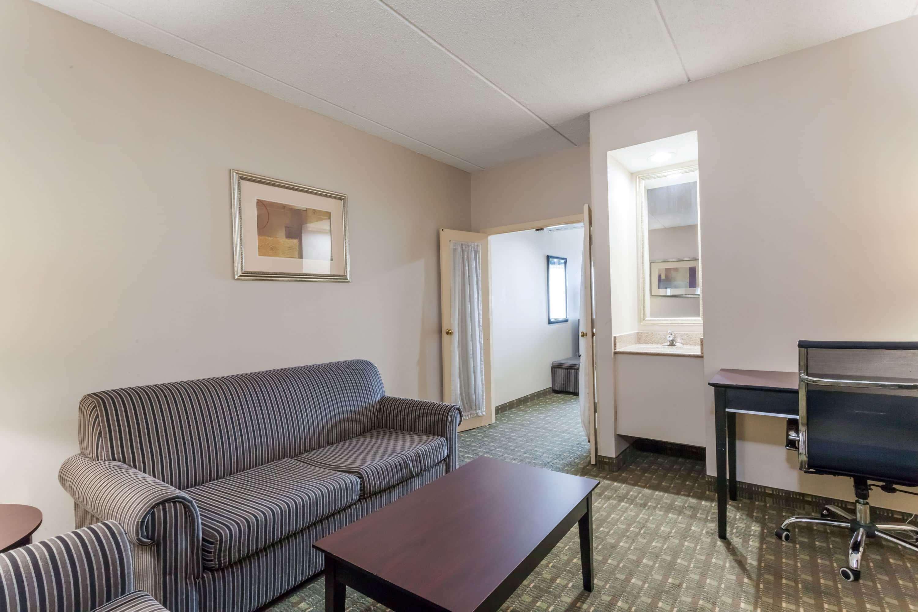 מלון Ramada By Wyndham Newburgh/West Point מראה חיצוני תמונה