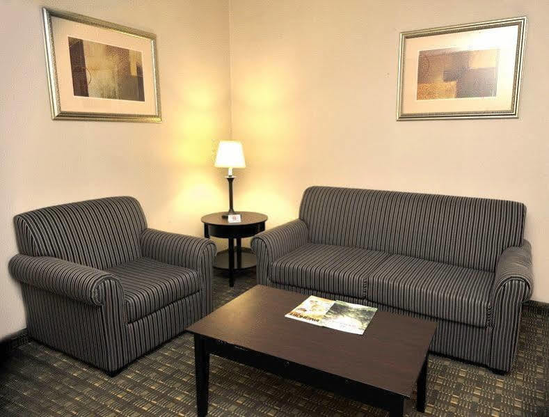 מלון Ramada By Wyndham Newburgh/West Point מראה חיצוני תמונה